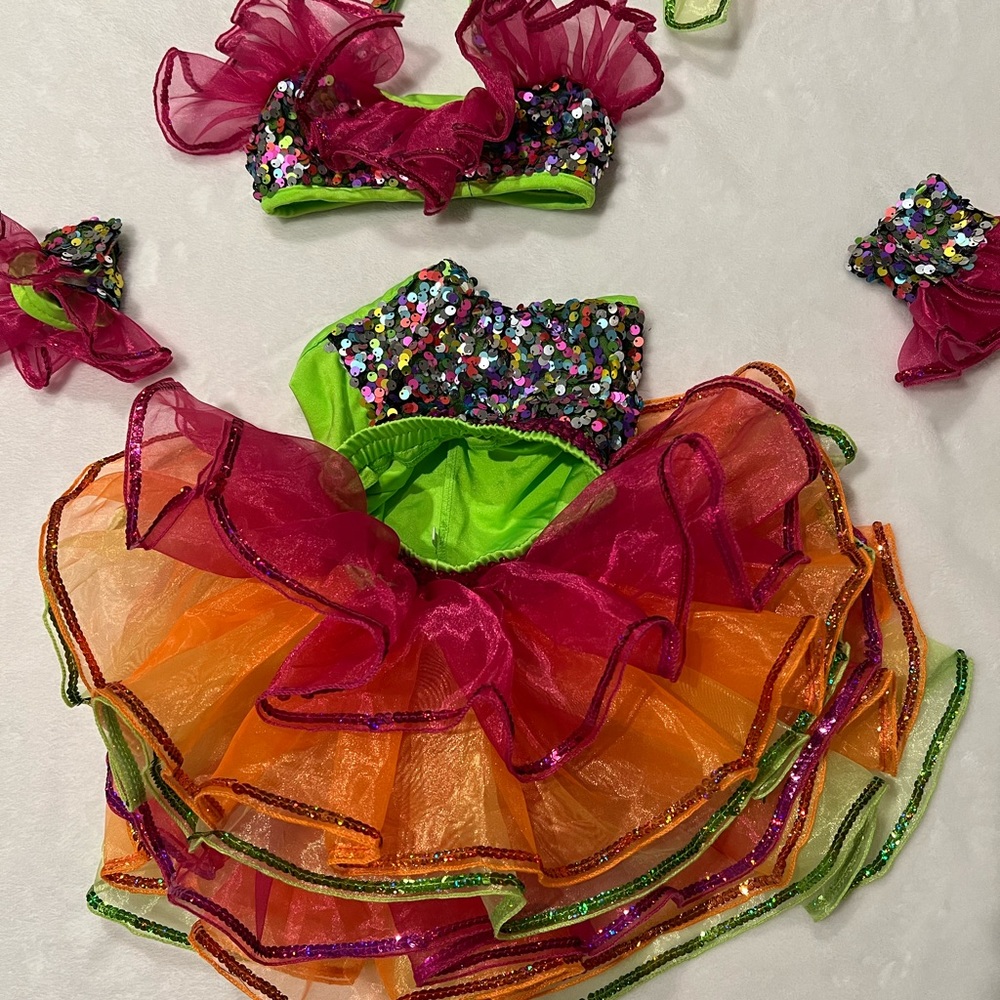 Child small dance costume. Brand is glamour costumes. Like new, only wore once.